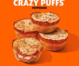 Cuatro Crazy Puffs de pepperoni de Little Caesars sobre fondo naranja.