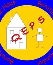 Gelbes Logo mit Haus, Männchen und dem Schriftzug "QEPS". Roter Text um den Kreis herum.