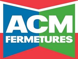 Logo ACM Fermetures, fond rouge, formes bleue et verte, texte blanc au centre.