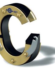 Ein scheibenförmiges Metallstück mit Schrauben, das ein offenes "C" bildet.