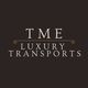 Texte sur fond noir : TME Luxury Transports en lettrage classique.