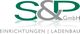 Logo von S&P GmbH, grüne und graue Buchstaben, Text: "Einrichtungen | Ladenbau".