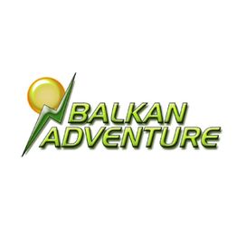 Logo mit gelbem Kreis und grünem Blitz über dem Text "Balkan Adventure" in grüner Schrift.