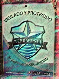 Placa de seguridad con el logo de Terracosta, indicando vigilancia y protección del área.