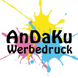 Bunte Farbspritzer hinter dem Text "AnDaKu Werbedruck" in schwarzer Schrift.