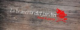 Imagen de un logo sobre madera con el texto "La brasería del jardín, food & party".