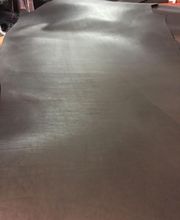 Hoja de cuero lisa en una superficie plana de una fábrica o taller de marroquinería.