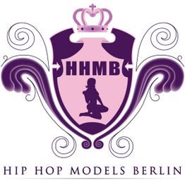 Wappen mit Krone, silbernem Ornament und Schriftzug "Hip Hop Models Berlin" in Lila und Rosa.