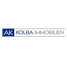 Logo von AK Kolba Immobilien mit blauem und grauem Text auf weißem Hintergrund.