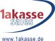 "Logo mit Text '1akasse sales' in rot und blau, darunter die Website www.1akasse.de."