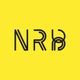 Letras negras "NRB" en fondo amarillo.