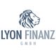 Logo von Lyon Finanz GmbH mit Löwenkopf-Symbol und Schriftzug in Blau-Grau.
