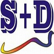 Buchstaben "S+D" in Blau mit geschwungenem gelben und roten Streifen darunter.