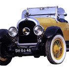 Coche clásico amarillo y negro con placas y faros redondos.