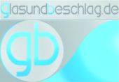 Logo mit Text "glasundbeschlag.de" und Buchstaben "gb" in Blau auf grauem Hintergrund.