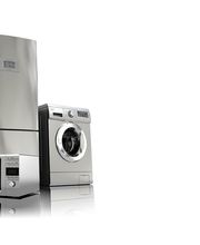 Elettrodomestici in acciaio inox: frigorifero, lavatrice, forno e microonde su sfondo bianco.