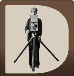 Person mit Filmkamera auf Stativ, vintage Stil, auf beigem Hintergrund in braunem Rahmen.