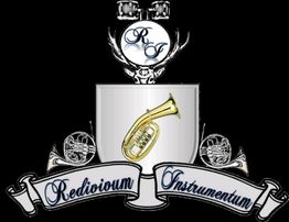 Wappen mit Jagdhorn, Schriftzug "Redivivum Instrumentum" und Initialen R und J über Geweih.