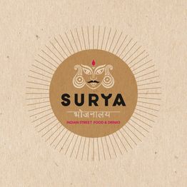 Logotipo redondo de Surya con diseño de rostro y texto: "Indian Street Food & Drinks".
