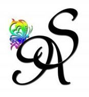 Lettera decorativa "S" con farfalla colorata.