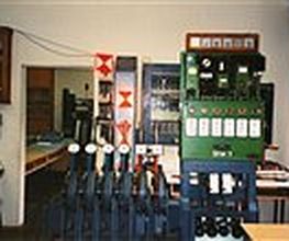 Altes Stellwerkzimmer mit Hebeln und Kontrolltafel, Ausrüstung aus früheren Eisenbahntagen.