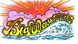 Sonnenuntergang, pinke Wolken, große Welle und Schriftzug "Big Wave Tattoo" in kräftigen Farben.