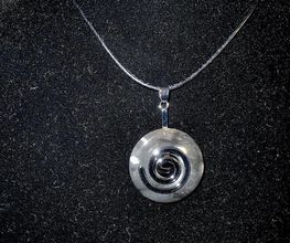 Kettenanhänger aus Feuerstein in Donutform