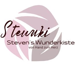 Logo mit Schriftzug "Stewaki - Steven's Wunderkiste, von Hand zum Herz" vor abstrahiertem Hintergrund.