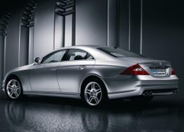 Silberner Sportwagen in moderner Umgebung, seitlich rückwärtige Ansicht.