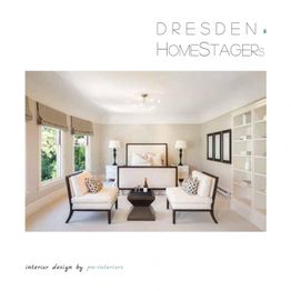 Elegantes Wohnzimmer mit cremefarbenen Sesseln, Tisch und Lampen, gestaltet von Dresden HomeStagers.