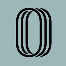 Logotipo negro de letras entrelazadas sobre fondo gris.