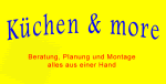 Gelbes Logo mit blauem Text "Küchen & more". Untertitel: "Beratung, Planung und Montage".