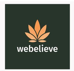 Logo mit orangefarbenem Blatt und Schriftzug "webelieve" auf dunkelgrünem Hintergrund.