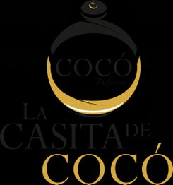 Logotipo de "La Casita de Cocó" con botella de perfume dorada y negra.