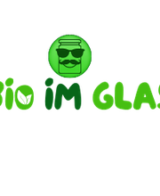 Textlogo „Bio im Glas“ mit einem Glas, das Sonnenbrille und Schnurrbart trägt.