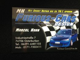 Visitenkarte von Furious Cars Design mit Kontaktinformationen und Bild eines blauen Autos.