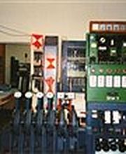 Altes Stellwerkzimmer mit Hebeln und Kontrolltafel, Ausrüstung aus früheren Eisenbahntagen.