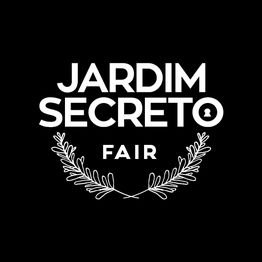 Logotipo "Jardim Secreto Fair" com galhos decorativos e fundo preto.