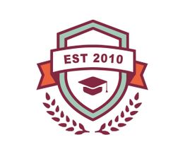 Wappen mit "EST 2010", einem Doktorhut und Lorbeerzweigen auf weißem Hintergrund.