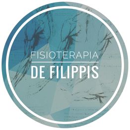 Logo con testo "Fisioterapia De Filippis" su sfondo blu con disegni anatomici stilizzati.