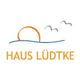 Logo von Haus Lüdtke mit Sonnenuntergang, Wellen und Vögeln.