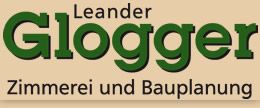 Textlogo: "Leander Glogger, Zimmerei und Bauplanung" in Grün und Schwarz auf beigem Hintergrund.