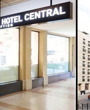 Hotel Central: Eingang mit Schild und mehrstöckiges Gebäude an einer Straßenecke in der Stadt.