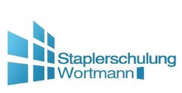 Logo mit blauen Rechtecken und Text: "Staplerschulung Wortmann".
