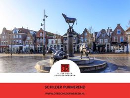 Drie bronzen dierenbeeldhouwwerken op een plein in Purmerend bij een rij historische gebouwen.