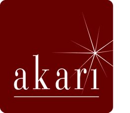 Rotes Logo mit dem weißen Schriftzug "akari" und einem strahlenförmigen Stern rechts vom Text.