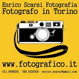 Fotocamera su sfondo giallo con contatti di un fotografo a Torino.