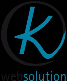 Logo mit stilisiertem blauen "k" und Text "websolution" auf schwarzem Hintergrund.