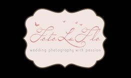 Logo mit verschnörkeltem Text "Tata La Flo" und Slogan "wedding photography with passion".