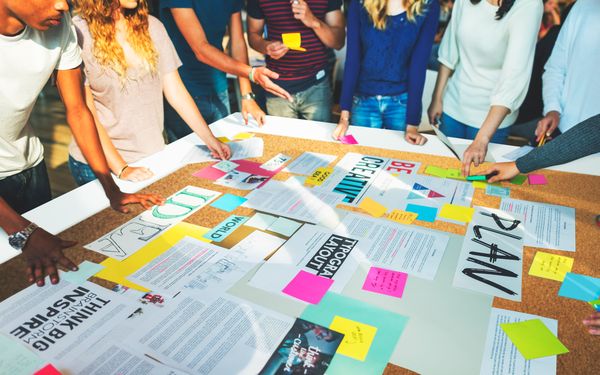 Eine Gruppe Menschen absolviert einen Markenworkshop zur Stärkung der Markenidentität